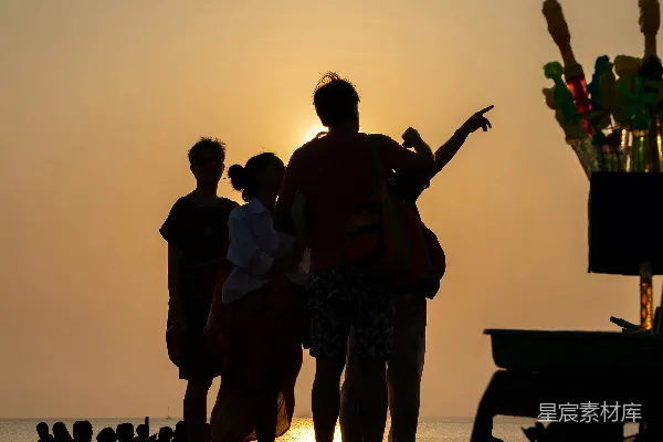 高清摄影 夕阳下的海滩剪影