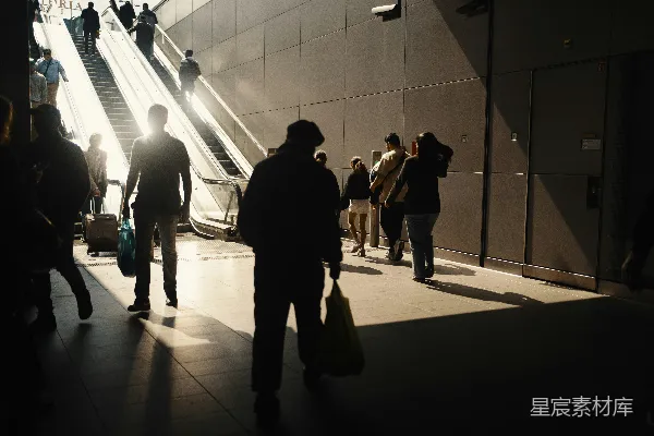 高清摄影 都市晨光：人们在地铁站的背影