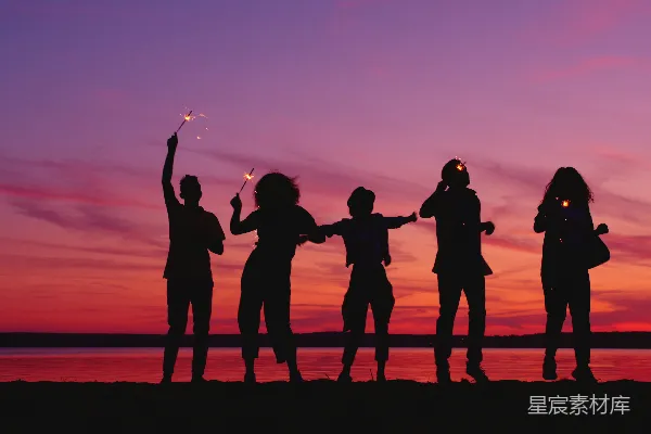 高清摄影 夕阳下的篝火派对