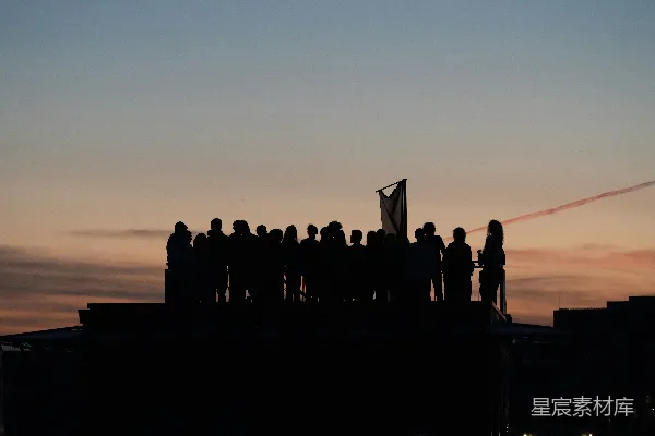 高清摄影 日落时分的屋顶聚会