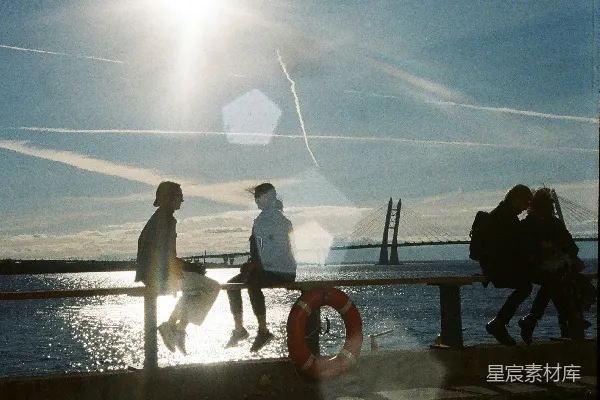高清摄影 夕阳下的海边散步