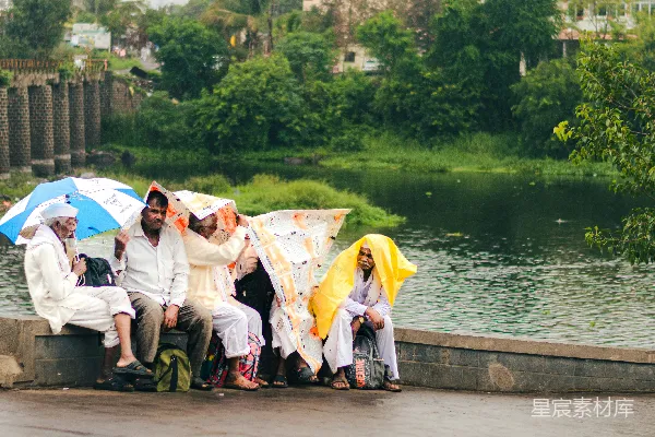 高清摄影 雨中静观：河边的避雨者