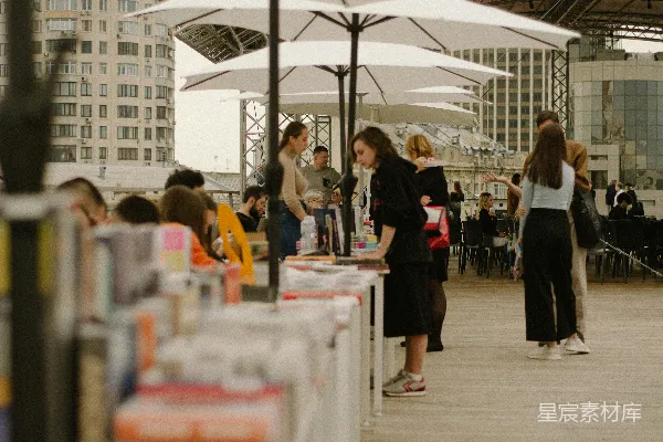 高清摄影 户外市集的书香时光