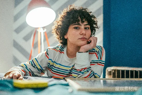 高清摄影 思考中的年轻人