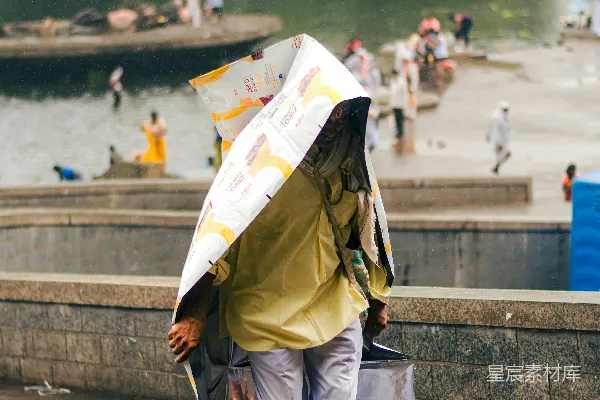 高清摄影 雨中撑袋遮雨的行者