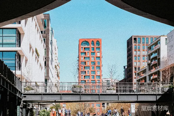 高清摄影 城市中的现代建筑与行人