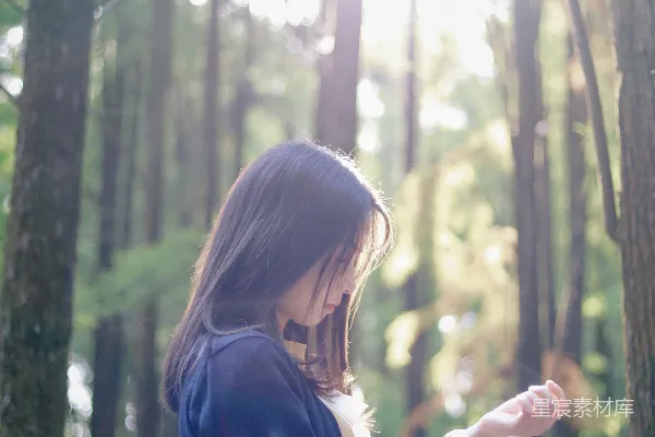 高清摄影 阳光下的森林少女