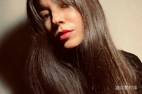 高清摄影 深邃与优雅：长发女性肖像