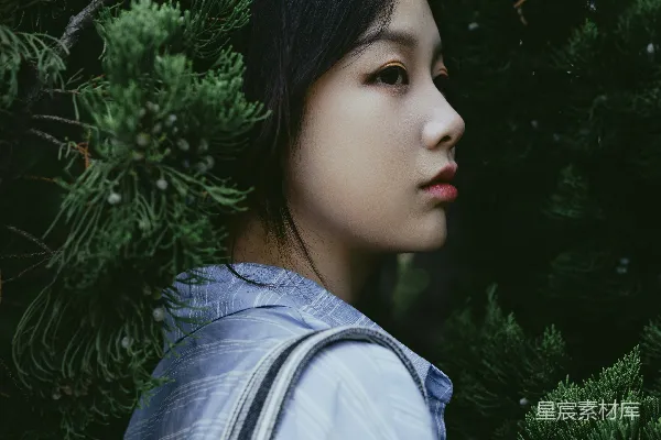 高清摄影 绿意盎然中的青春背影