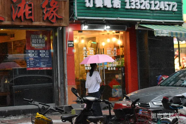 高清摄影 雨中撑伞的女子与城市街景