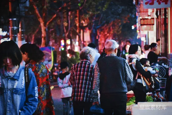 高清摄影 夜市中的老少同乐时光