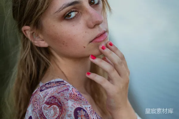 高清摄影 湖边沉思的年轻女性