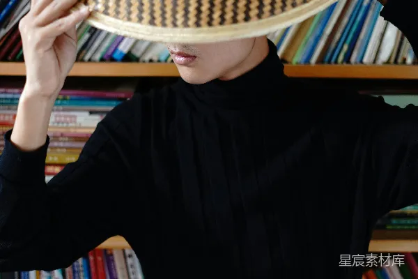 高清摄影 传统竹帽与现代气息的碰撞