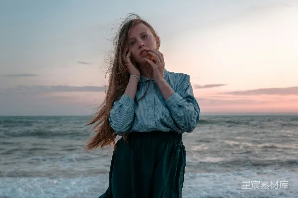 高清摄影 海边的年轻女子
