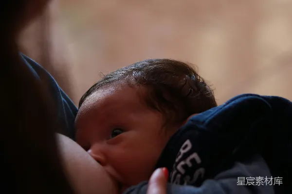 高清摄影 母乳喂养的温馨时刻