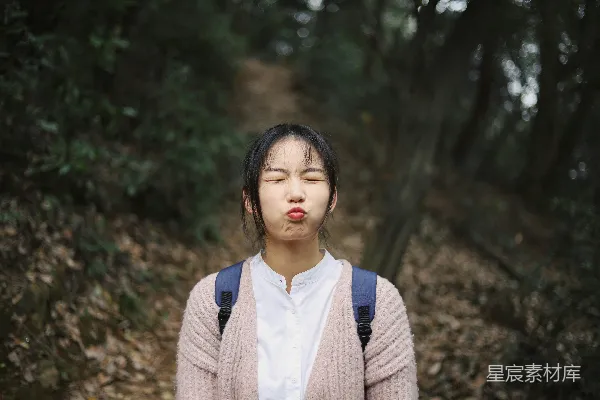 高清摄影 森林中的少女搞怪表情