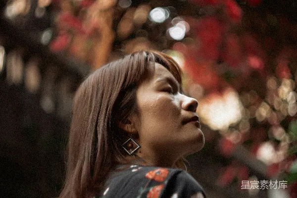 高清摄影 静谧的夜晚：在灯火阑珊中沉思
