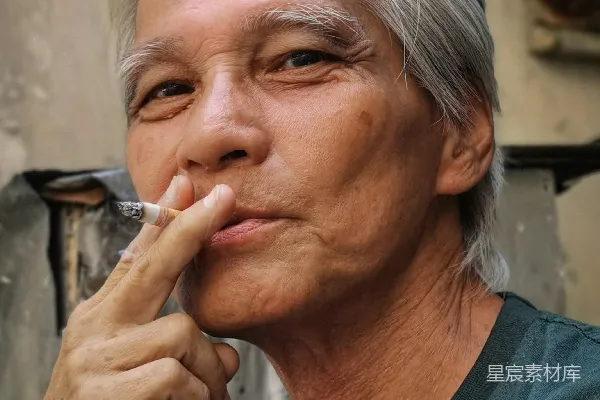 高清摄影 抽烟的老年男子