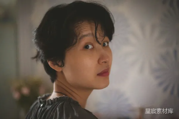 高清摄影 侧脸微笑的年轻女性