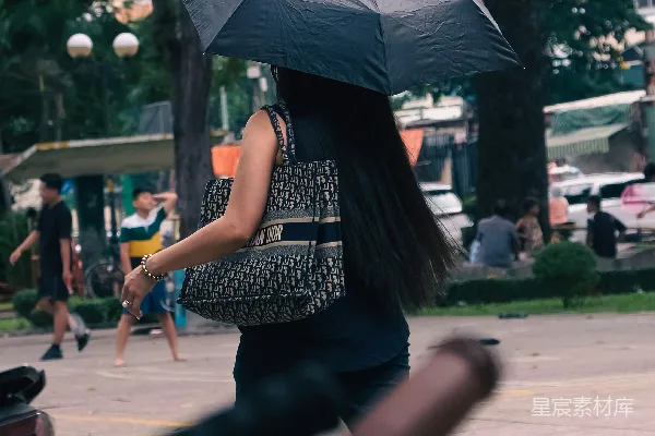 高清摄影 雨中漫步的背影