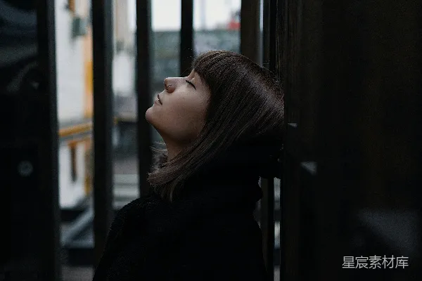 高清摄影 窗边沉思的女子