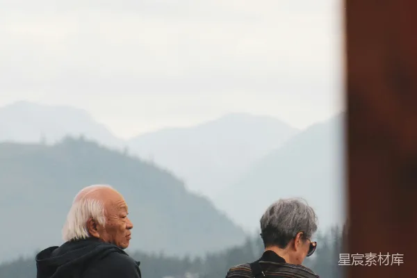 高清摄影 山间对视：老人的宁静时光