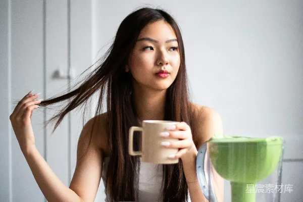 高清摄影 静谧的早晨：一杯茶与自然绿意