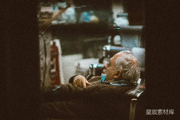 高清摄影 昏暗中的沉思者