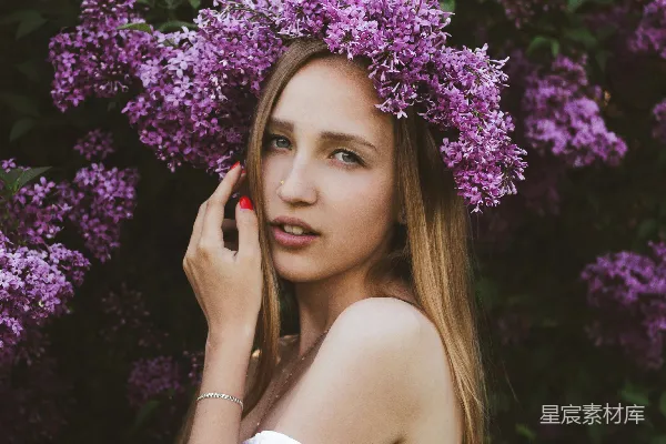 高清摄影 紫色薰衣草花环的少女