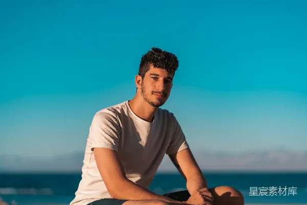 高清摄影 海边的阳光男孩
