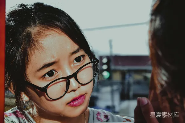 高清摄影 镜中的女孩
