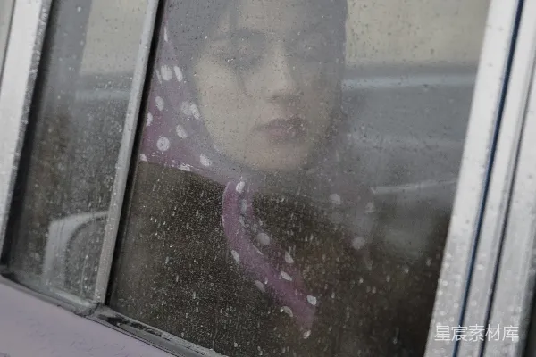 高清摄影 雨中女孩的窗外景象