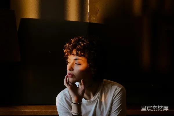 高清摄影 沉思中的年轻女子