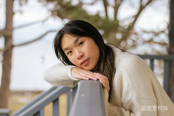 高清摄影 在桥上思考的女子