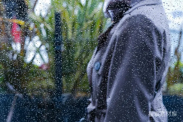 高清摄影 雨天的背影