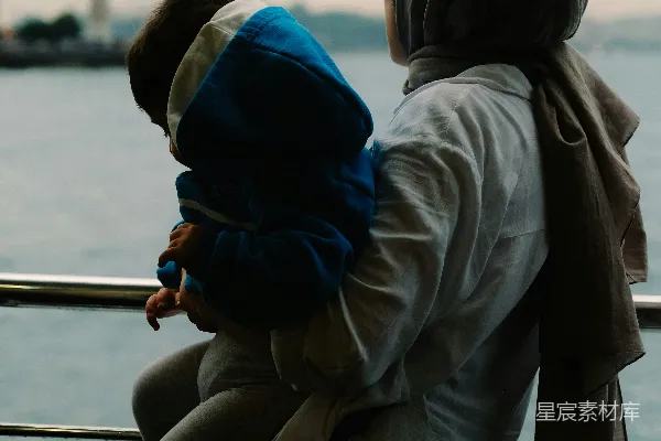 高清摄影 海边的母子时光