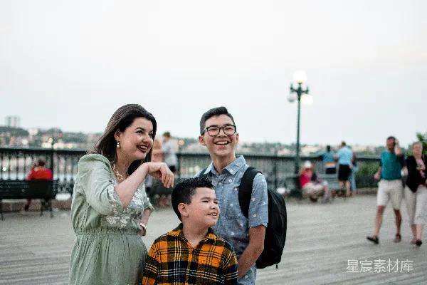 高清摄影 温馨家庭在码头的时光