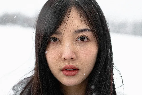 高清摄影 冬日雪景中的黑发女孩
