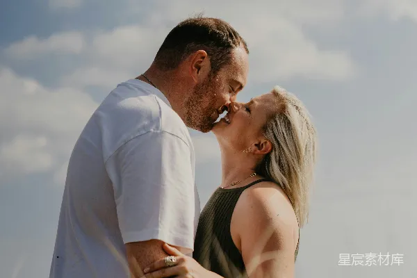 高清摄影 情侣在草地上拥抱亲吻