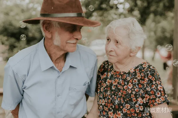高清摄影 夕阳下的甜蜜时光