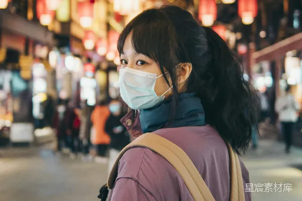 高清摄影 夜市灯火下的旅人