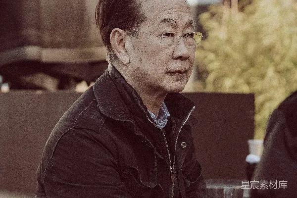 高清摄影 午后咖啡馆的老者