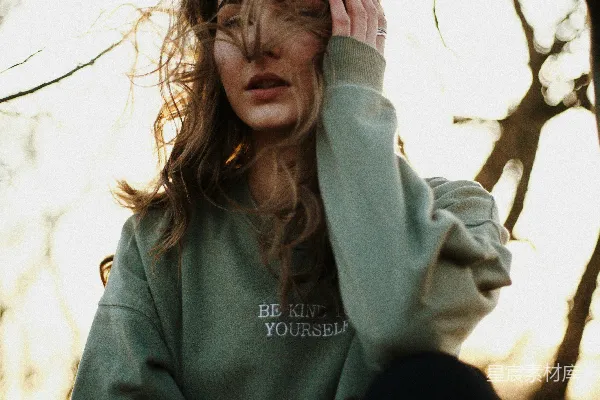 高清摄影 秋日树下自我思考的女子