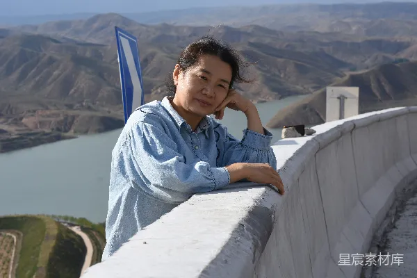 高清摄影 在山河间独享宁静时光