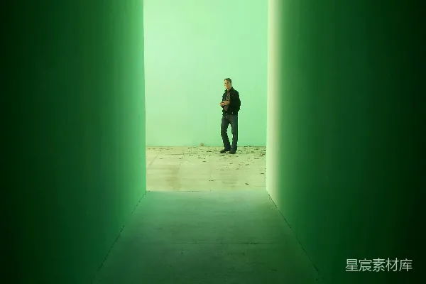 高清摄影 绿光隧道中的思考者