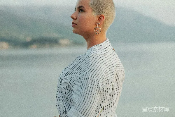 高清摄影 海边独行者