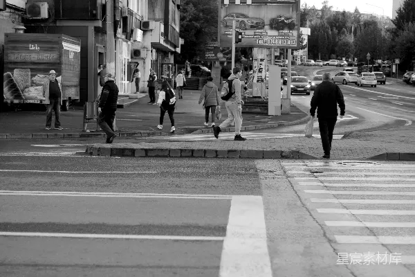 高清摄影 城市街景：黑白行人与交通