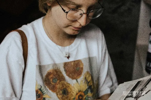 高清摄影 阅读时光：太阳花主题的阅读者