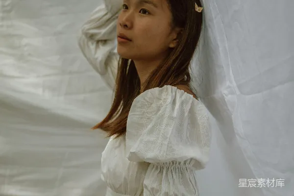 高清摄影 白裙女孩在风中的诗意