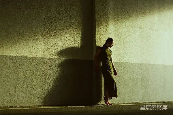 高清摄影 光影下的独行者
